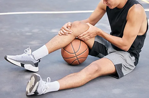 basketball player holding knee