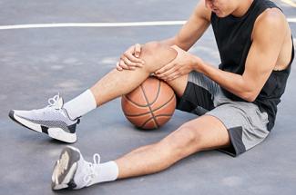 basketball player holding knee